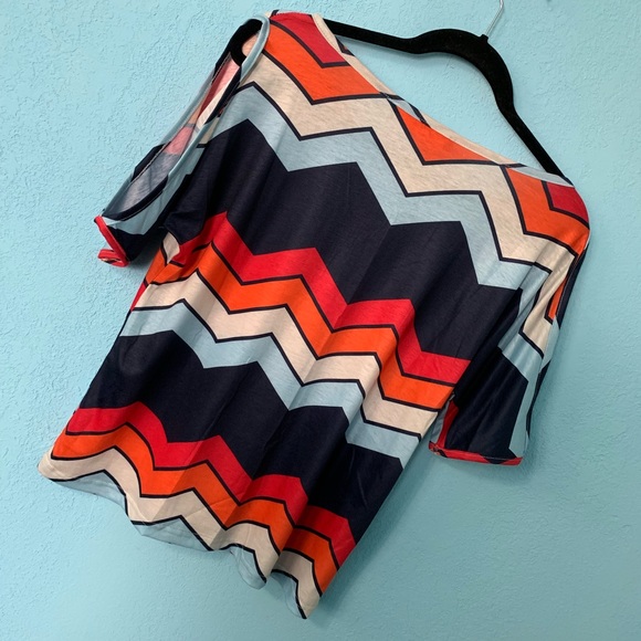 Yoins Chevron Cold Shoulder Top - Picture 7 of 7